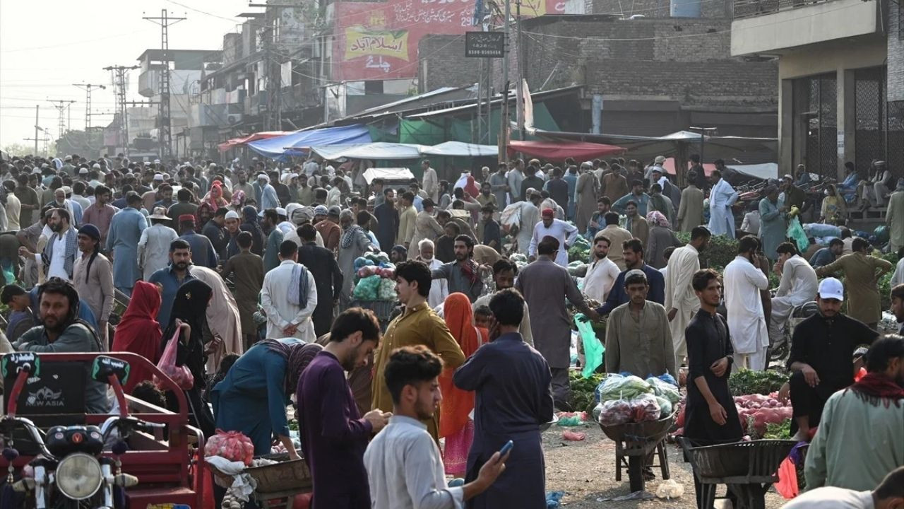 İslamabad Alarmda: Füze Saldırıları Sonrası Yiyecek Kuyrukları Oluştu - Sayfa 11
