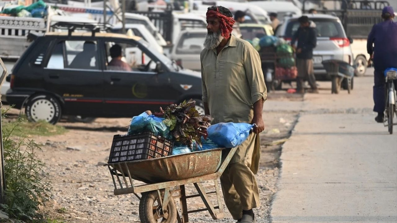 İslamabad Alarmda: Füze Saldırıları Sonrası Yiyecek Kuyrukları Oluştu - Sayfa 10