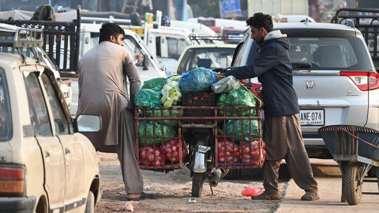 İslamabad Alarmda: Füze Saldırıları Sonrası Yiyecek Kuyrukları Oluştu - Sayfa 9