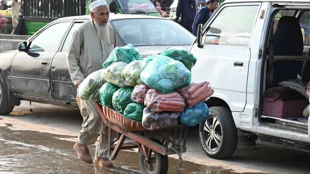 İslamabad Alarmda: Füze Saldırıları Sonrası Yiyecek Kuyrukları Oluştu - Sayfa 8
