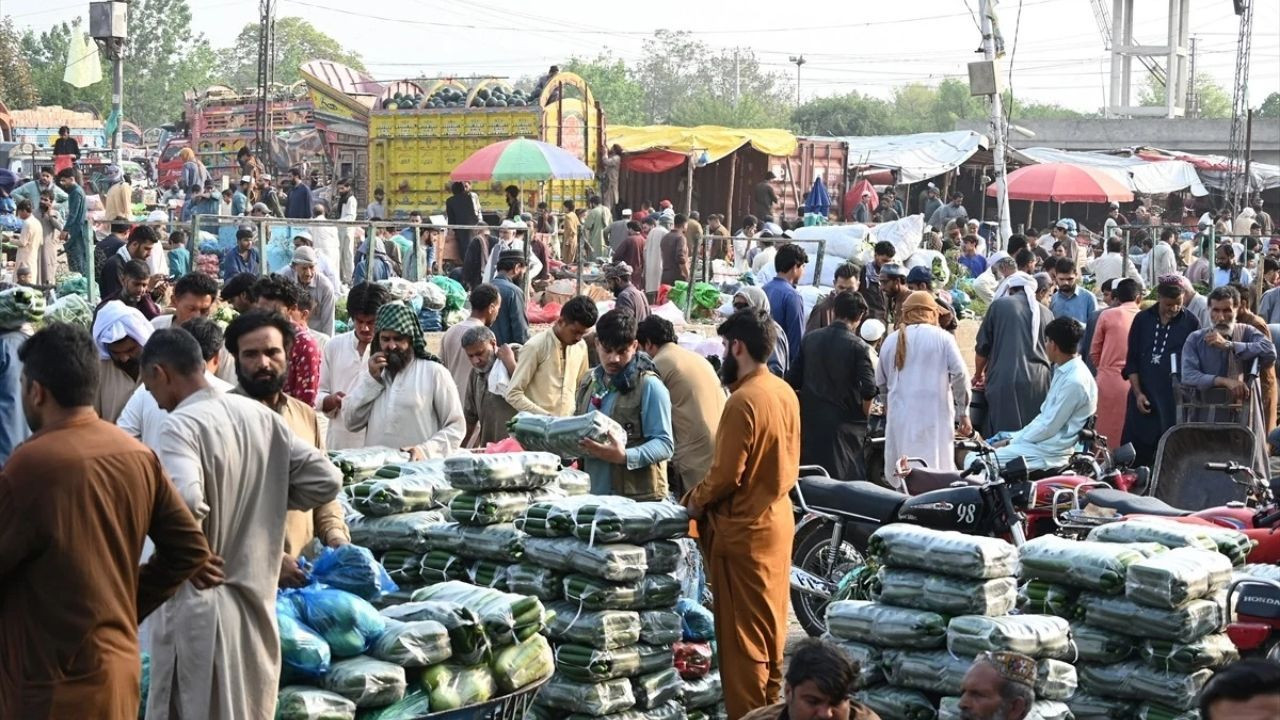 İslamabad Alarmda: Füze Saldırıları Sonrası Yiyecek Kuyrukları Oluştu - Sayfa 7