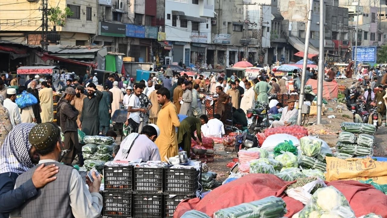 İslamabad Alarmda: Füze Saldırıları Sonrası Yiyecek Kuyrukları Oluştu - Sayfa 6