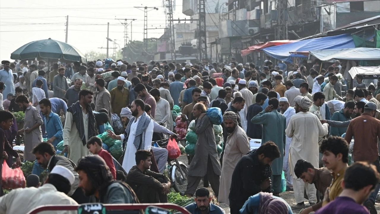 İslamabad Alarmda: Füze Saldırıları Sonrası Yiyecek Kuyrukları Oluştu - Sayfa 5