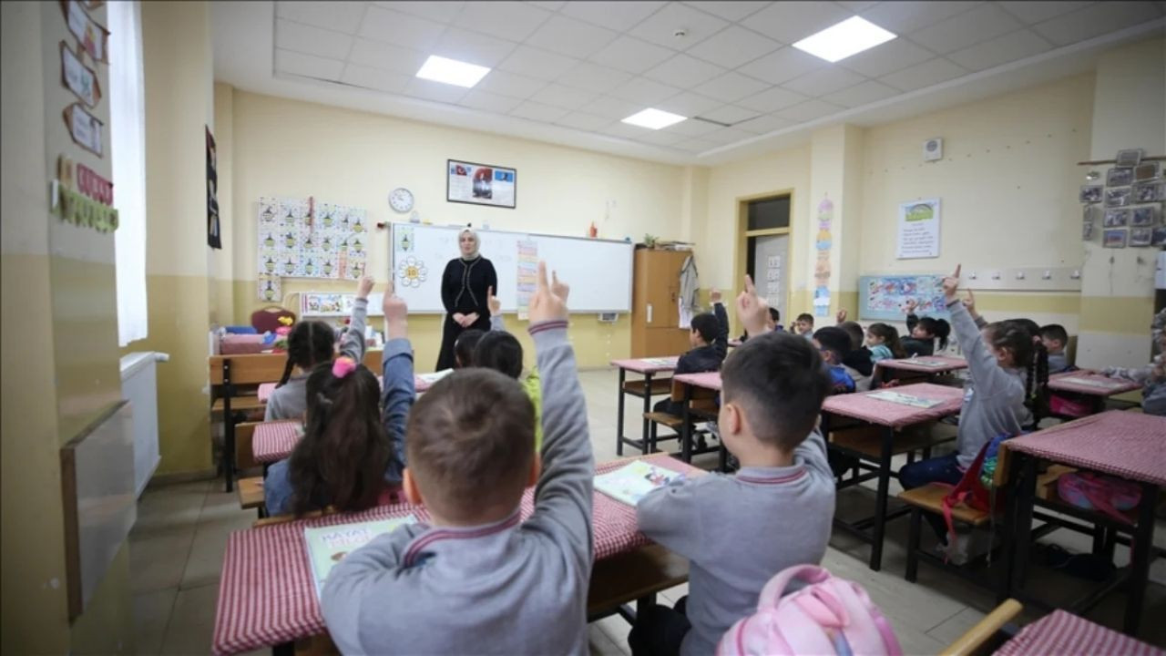 MEB'den Kadrolu Öğretmenlere İl İçi Atama Müjdesi: Sıra Kaydıyla Ek Şans - Sayfa 1