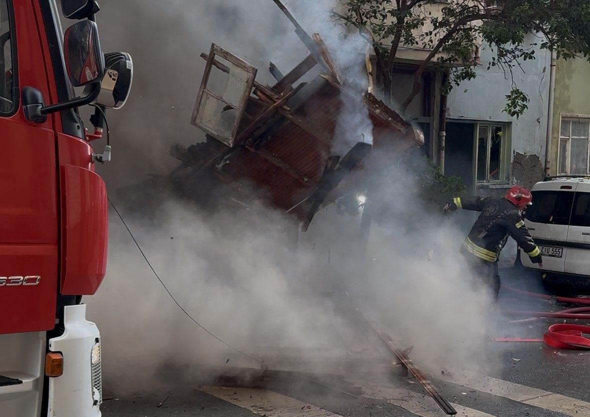 Kocaeli'de 2 Ev Alev Alev Yandı: Yanan Ahşap Ev Duvarı 2 İtfaiye Erinin Üzerine Düştü - Sayfa 1