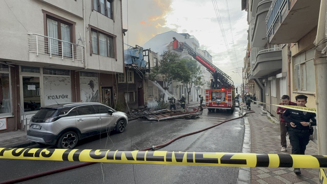 Kocaeli'de 2 Ev Alev Alev Yandı: Yanan Ahşap Ev Duvarı 2 İtfaiye Erinin Üzerine Düştü - Sayfa 5