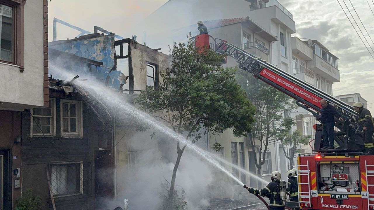 Kocaeli'de 2 Ev Alev Alev Yandı: Yanan Ahşap Ev Duvarı 2 İtfaiye Erinin Üzerine Düştü - Sayfa 6