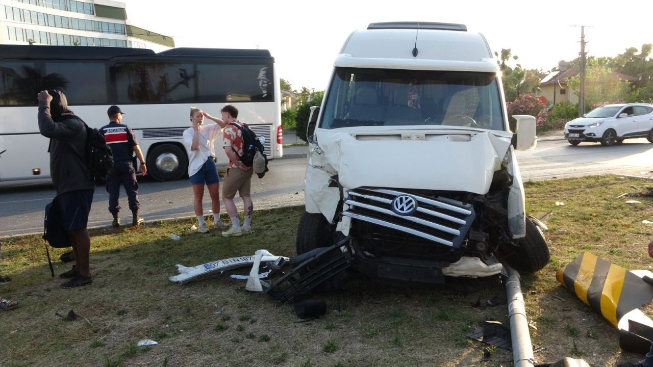 Hafif Ticari Araç İle Tur Aracı Çarpıştı, 3'ü Turist 4 Kişi Yaralandı - Sayfa 1