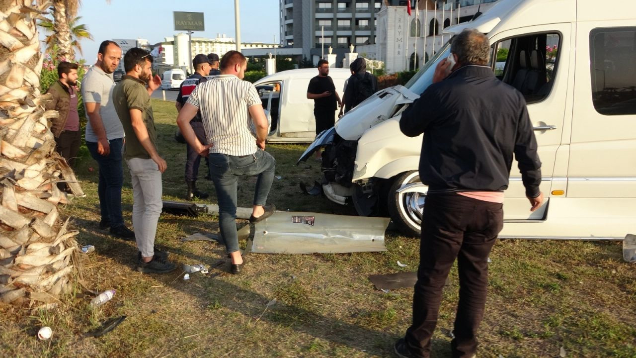 Hafif Ticari Araç İle Tur Aracı Çarpıştı, 3'ü Turist 4 Kişi Yaralandı - Sayfa 4