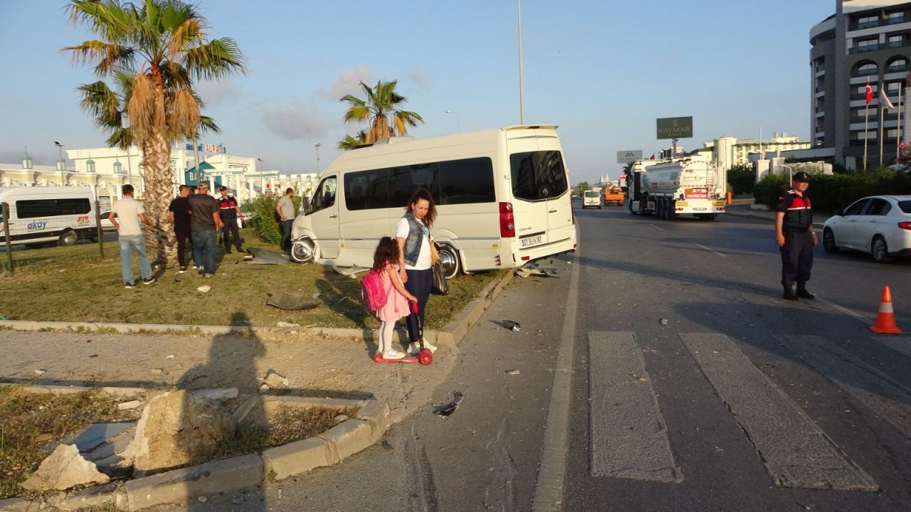 Hafif Ticari Araç İle Tur Aracı Çarpıştı, 3'ü Turist 4 Kişi Yaralandı - Sayfa 8
