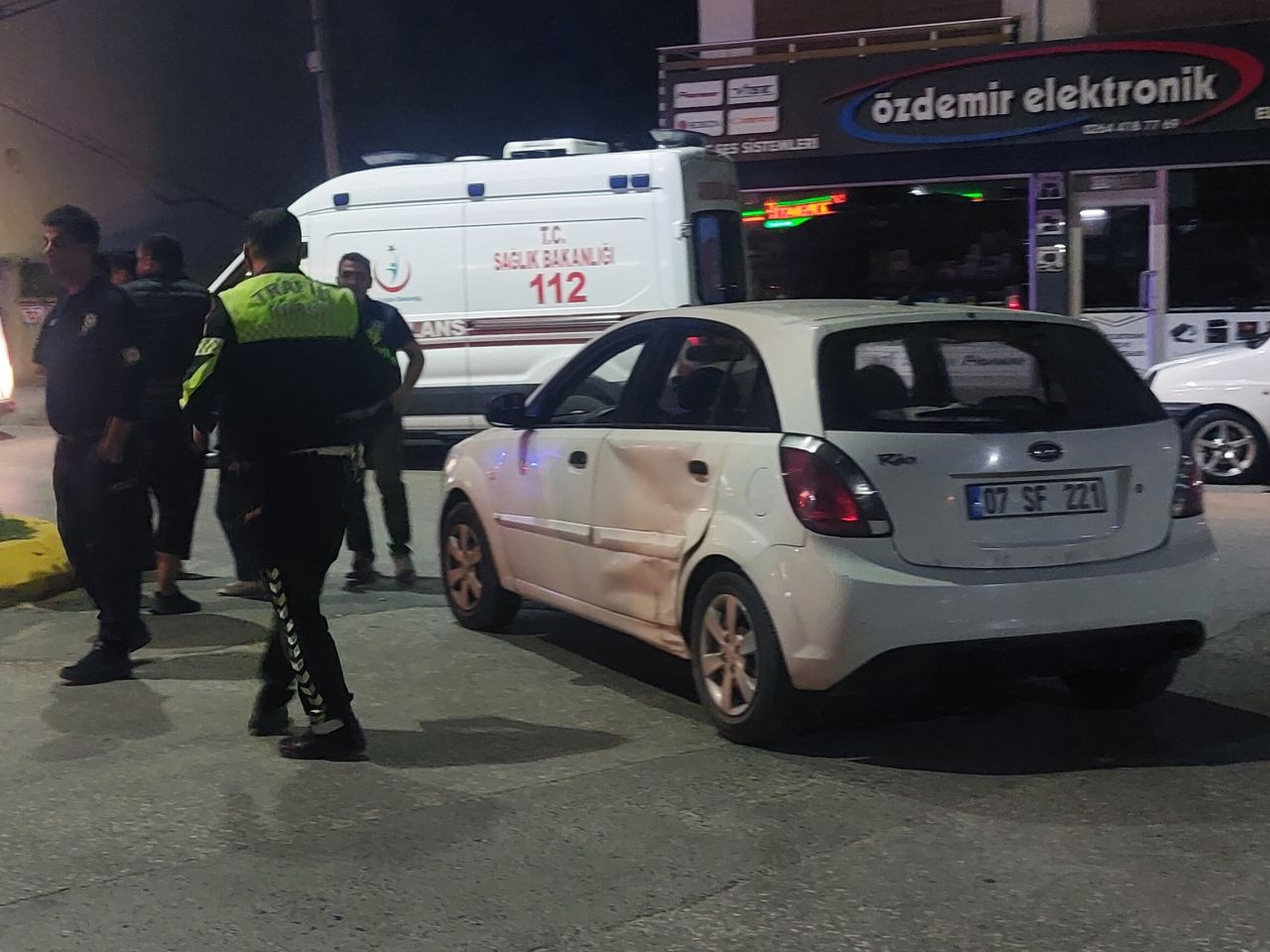 Akyazı’da Gece Yarısı Kaza: Otomobil ile Motosiklet Çarpıştı, 3 Kişi Yaralandı - Sayfa 2
