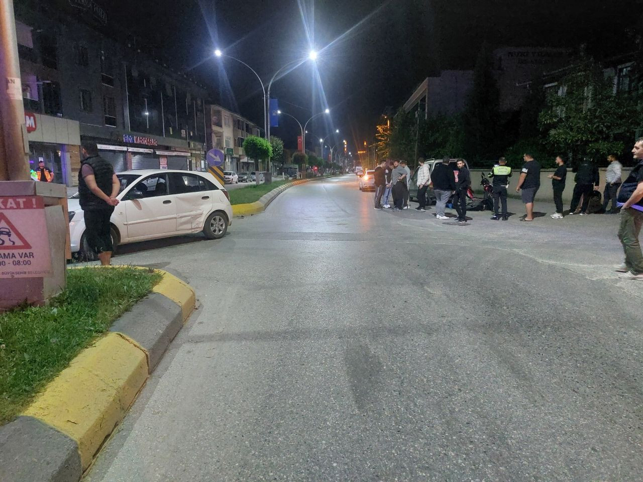 Akyazı’da Gece Yarısı Kaza: Otomobil ile Motosiklet Çarpıştı, 3 Kişi Yaralandı - Sayfa 4