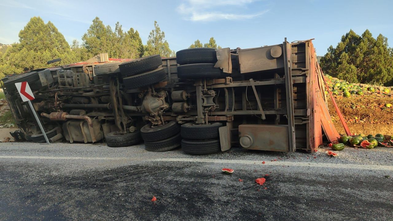 Antalya’da Karpuz Yüklü Kamyon Devrildi, Tonlarca Karpuz Yol Kenarına Savruldu - Sayfa 1