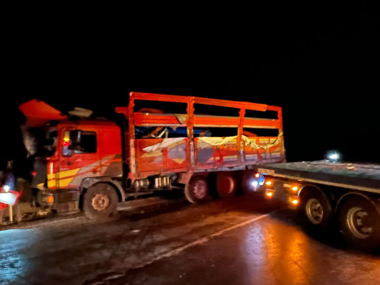 Antalya’da Karpuz Yüklü Kamyon Devrildi, Tonlarca Karpuz Yol Kenarına Savruldu - Sayfa 2