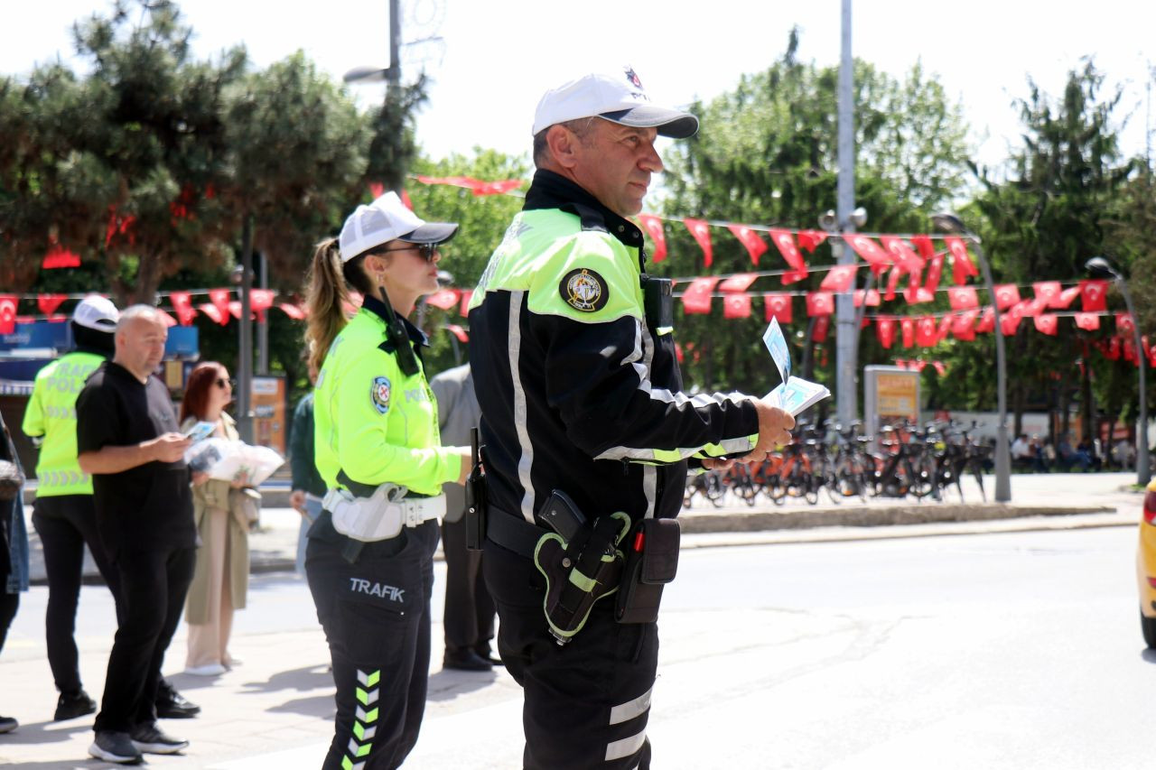 Trafik Haftasında Bilinçlendirme Mesaisi: Polis Broşür Dağıttı, Vatandaş Kuralsızlara Tepki Gösterdi - Sayfa 1