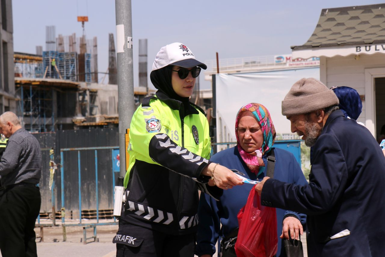 Trafik Haftasında Bilinçlendirme Mesaisi: Polis Broşür Dağıttı, Vatandaş Kuralsızlara Tepki Gösterdi - Sayfa 2