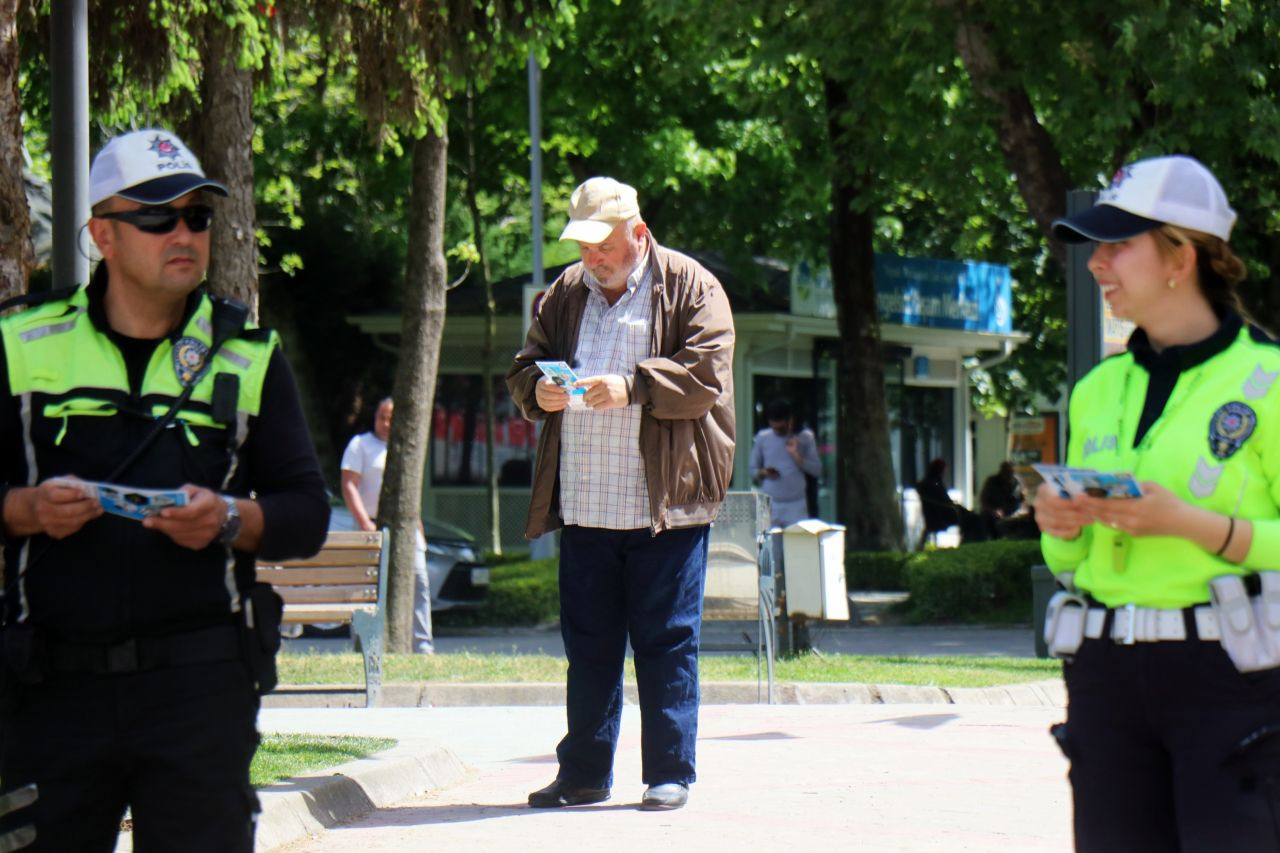 Trafik Haftasında Bilinçlendirme Mesaisi: Polis Broşür Dağıttı, Vatandaş Kuralsızlara Tepki Gösterdi - Sayfa 3