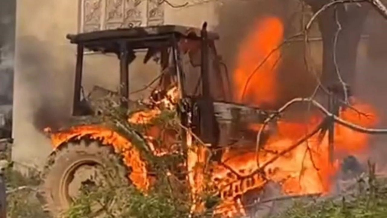 Düzce'de Ahşap Ev Ve Traktör Alevlere Teslim Oldu