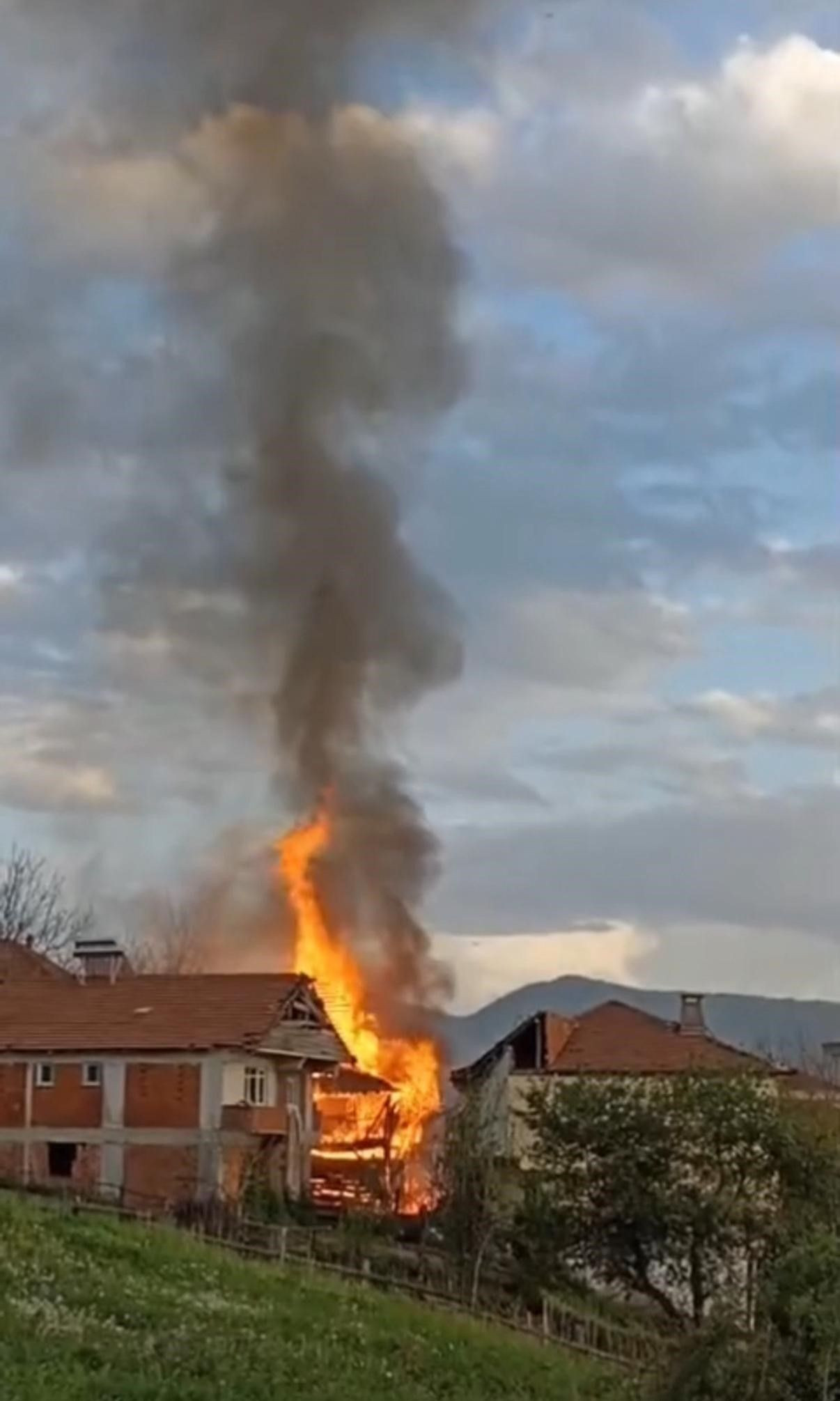 Düzce'de Ahşap Ev Ve Traktör Alevlere Teslim Oldu - Sayfa 5