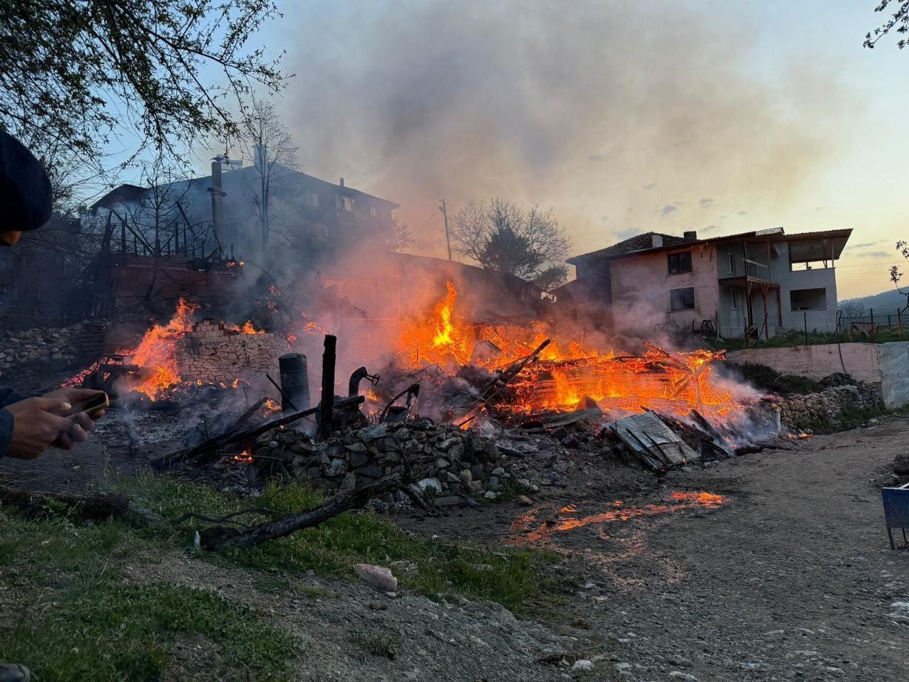 Kastamonu'da Çıkan Yangında Ev Ve Cami Yandı - Sayfa 3