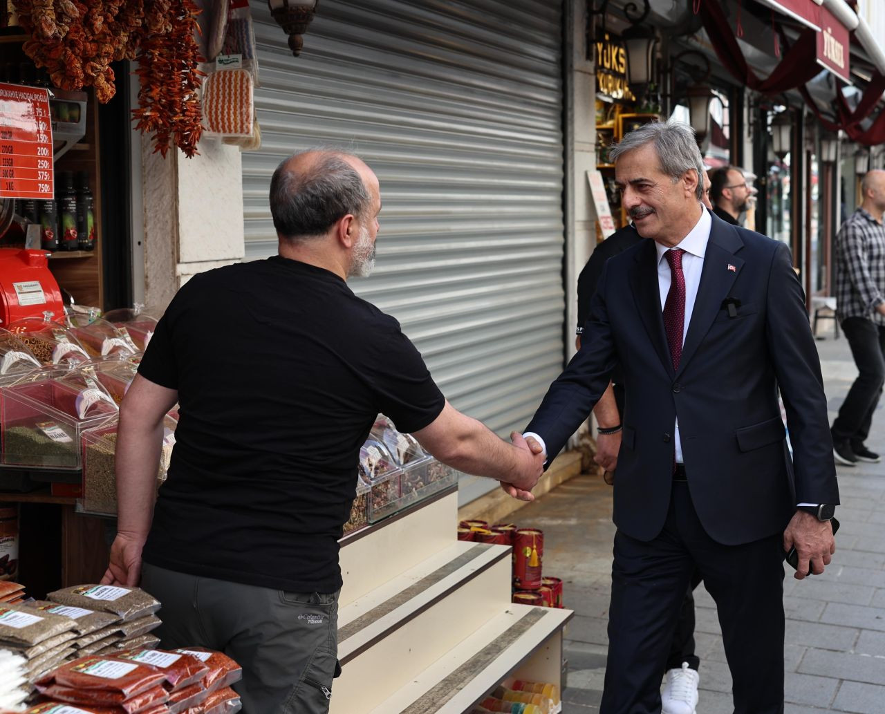 Başkan Alemdar’dan Uzunçarşı Esnafına Ziyaret: “Tarihimizi Güzelleştiriyoruz” - Sayfa 1