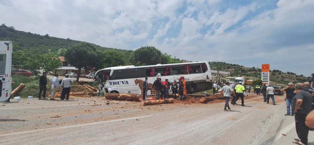 Çanakkale'de Feci Kaza: Yolcu Otobüsü, Tomruk Yüklü Kamyon ve Otomobil Çarpıştı, 6 Ölü Çok Sayıda Yaralı - Sayfa 2
