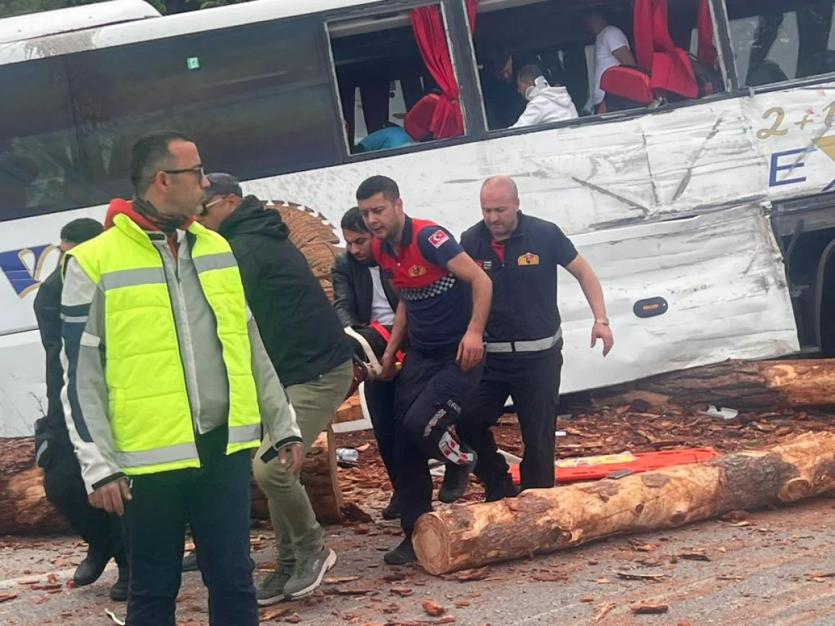 Çanakkale'de Feci Kaza: Yolcu Otobüsü, Tomruk Yüklü Kamyon ve Otomobil Çarpıştı, 6 Ölü Çok Sayıda Yaralı - Sayfa 4