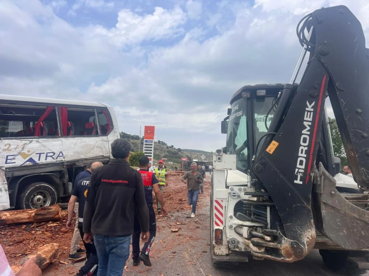 Çanakkale'de Feci Kaza: Yolcu Otobüsü, Tomruk Yüklü Kamyon ve Otomobil Çarpıştı, 6 Ölü Çok Sayıda Yaralı - Sayfa 6