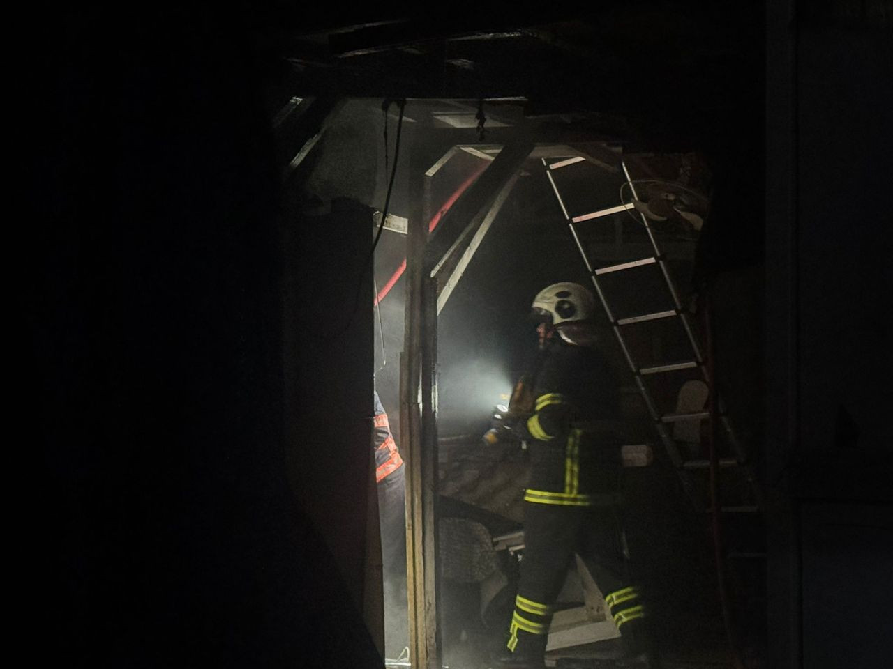 Serdivan'da Geceyi Alevler Sardı: ASEM'de İş Yeri Yandı - Sayfa 4