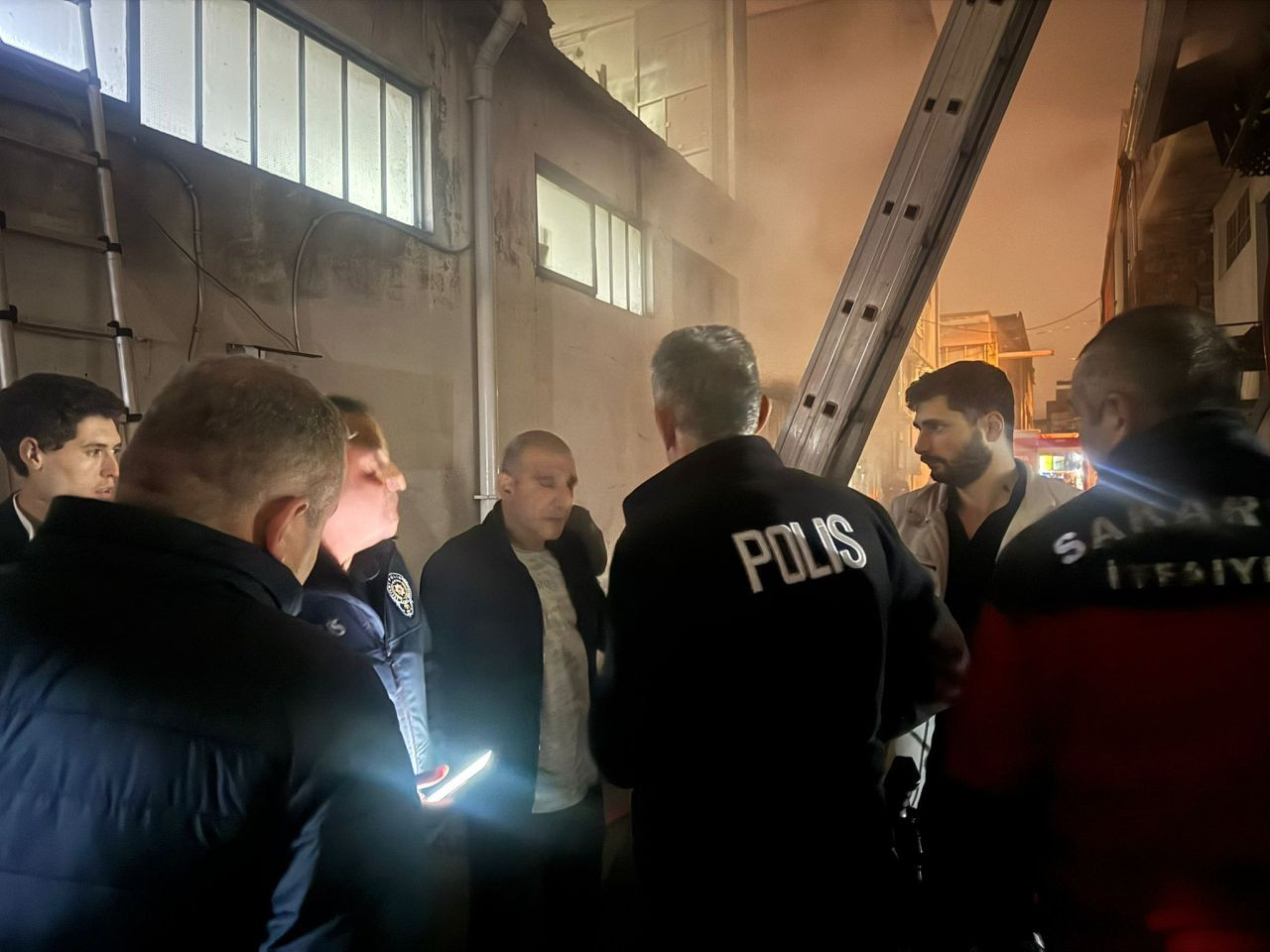 Serdivan'da Geceyi Alevler Sardı: ASEM'de İş Yeri Yandı - Sayfa 1