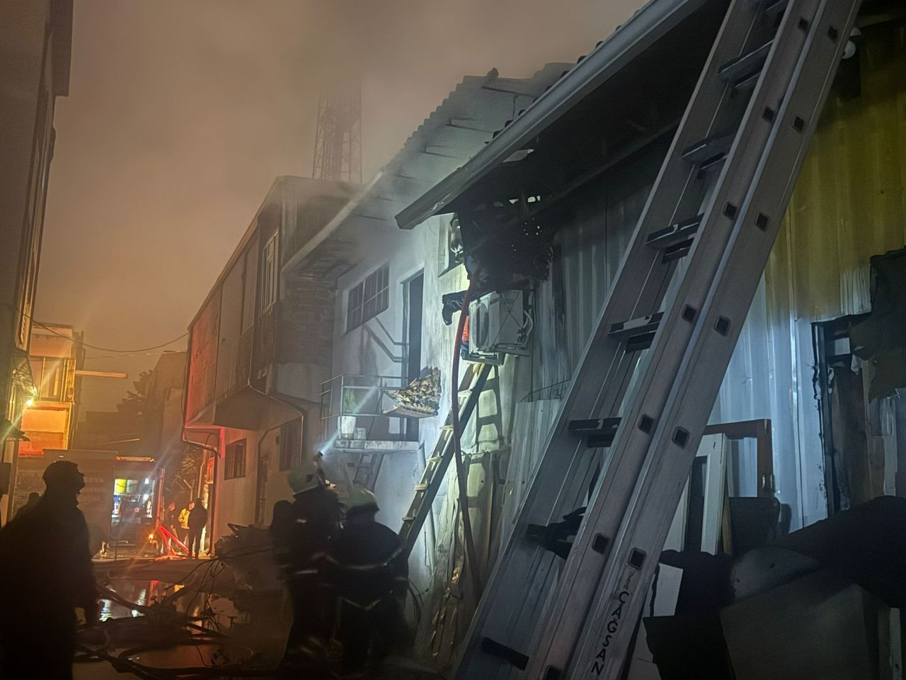 Serdivan'da Geceyi Alevler Sardı: ASEM'de İş Yeri Yandı - Sayfa 5