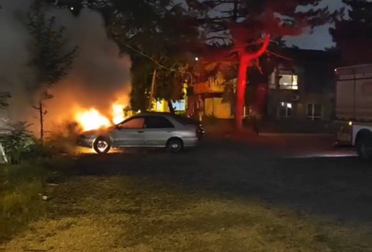 Düzce'de Park Halindeki Otomobil Alev Alev Yandı - Sayfa 5