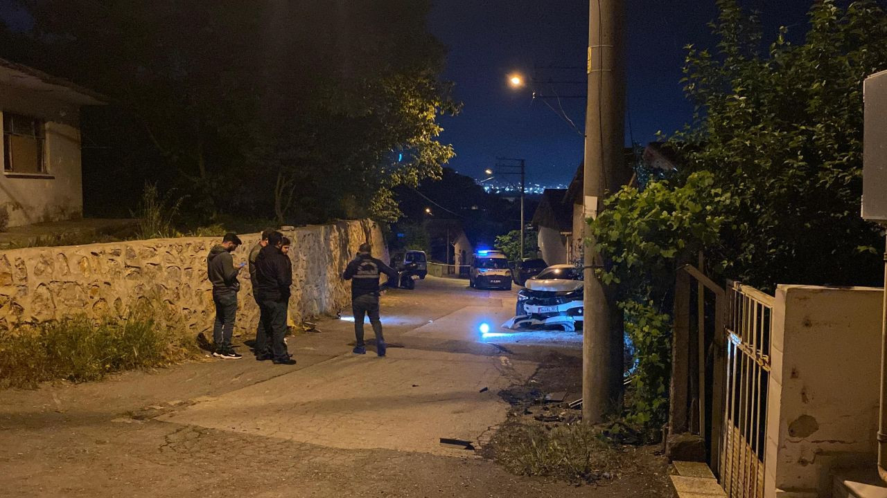 Kocaeli'de Kurşun Yağmuruna Tutulan Otomobil Kaza Yaptı: 1 Ağır Yaralı - Sayfa 1