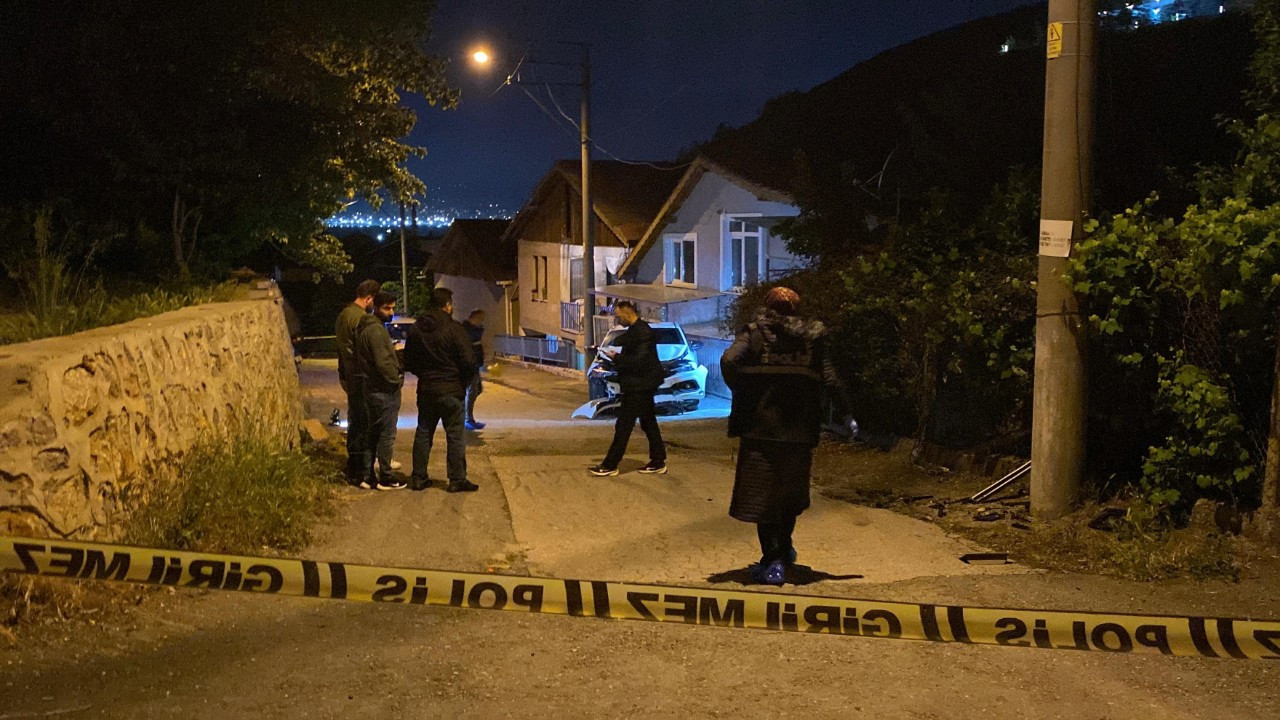 Kocaeli'de Kurşun Yağmuruna Tutulan Otomobil Kaza Yaptı: 1 Ağır Yaralı