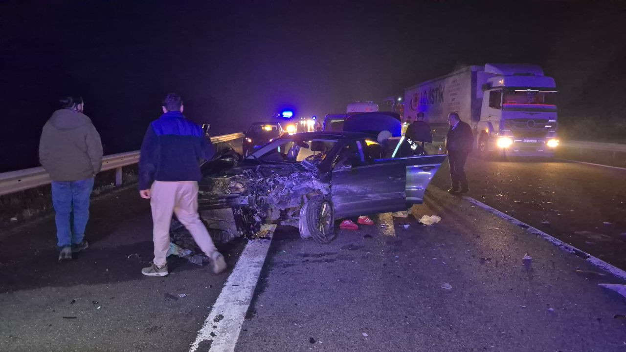 Otoyolda Önce Refüje Sonra Bariyerlere Çarpan Otomobil Hurdaya Döndü: 4 Yaralı - Sayfa 1