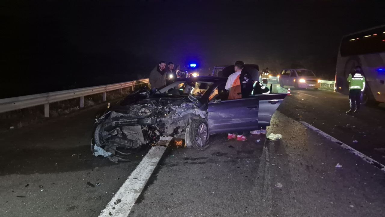 Otoyolda Önce Refüje Sonra Bariyerlere Çarpan Otomobil Hurdaya Döndü: 4 Yaralı - Sayfa 2