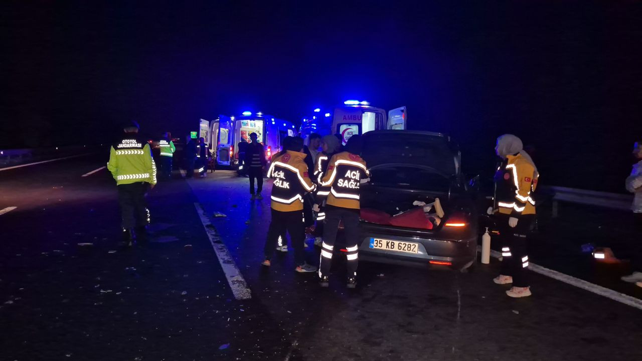 Otoyolda Önce Refüje Sonra Bariyerlere Çarpan Otomobil Hurdaya Döndü: 4 Yaralı - Sayfa 3