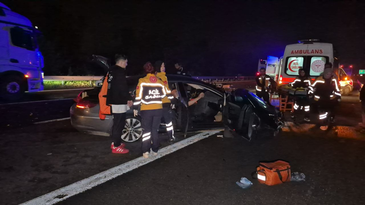 Otoyolda Önce Refüje Sonra Bariyerlere Çarpan Otomobil Hurdaya Döndü: 4 Yaralı - Sayfa 4