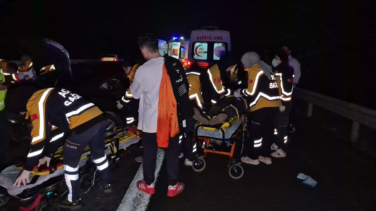 Otoyolda Önce Refüje Sonra Bariyerlere Çarpan Otomobil Hurdaya Döndü: 4 Yaralı