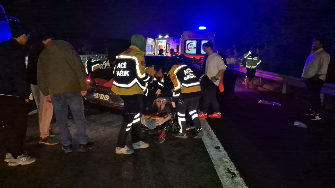 Otoyolda Önce Refüje Sonra Bariyerlere Çarpan Otomobil Hurdaya Döndü: 4 Yaralı - Sayfa 6