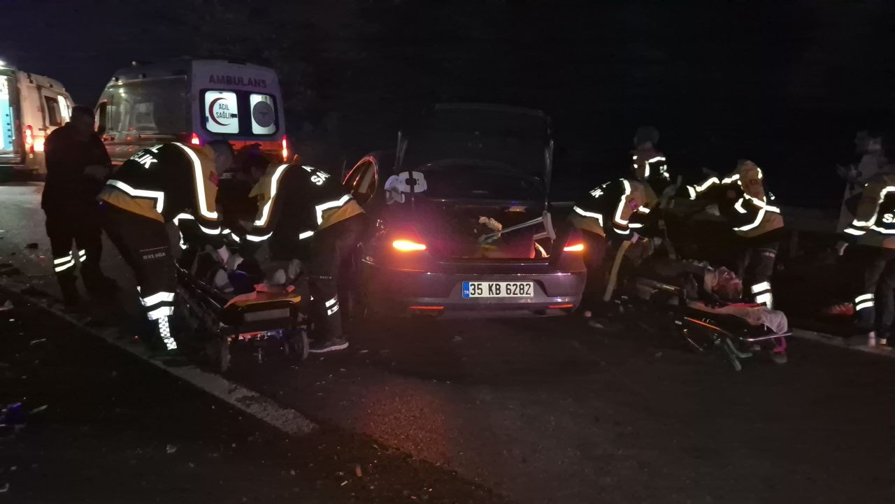 Otoyolda Önce Refüje Sonra Bariyerlere Çarpan Otomobil Hurdaya Döndü: 4 Yaralı - Sayfa 7