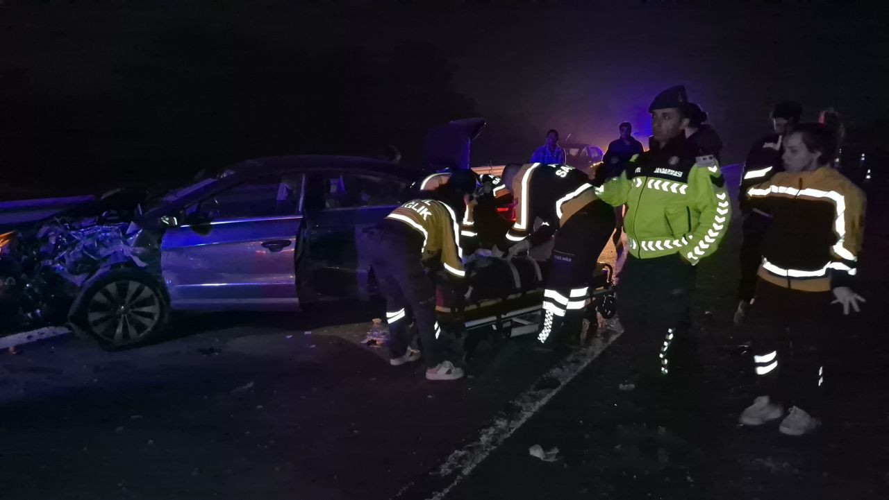 Otoyolda Önce Refüje Sonra Bariyerlere Çarpan Otomobil Hurdaya Döndü: 4 Yaralı - Sayfa 8