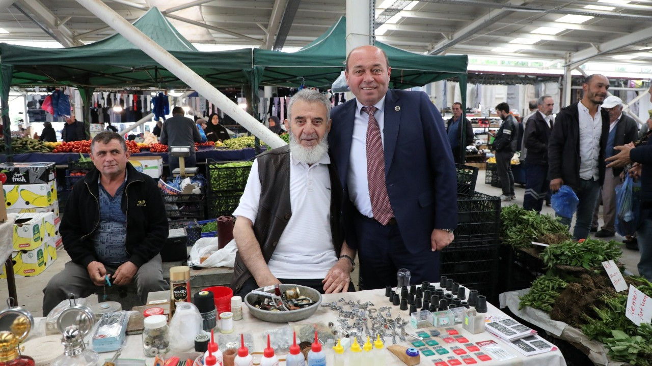 Ferizli Pazarı’nda Samimi Buluşma: Başkan Ata’dan Esnafa Düzenli Ziyaret