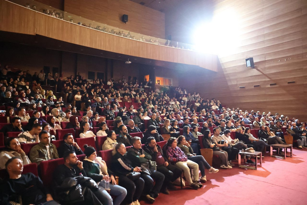 Sanatseverler Serdivan’da Buluştu: Tek Perdelik Komedi Salonu Kahkahaya Boğdu - Sayfa 3
