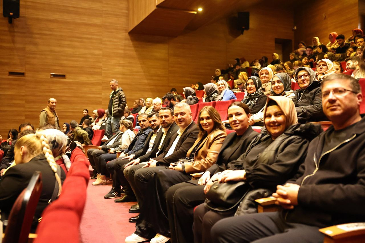 Sanatseverler Serdivan’da Buluştu: Tek Perdelik Komedi Salonu Kahkahaya Boğdu - Sayfa 4