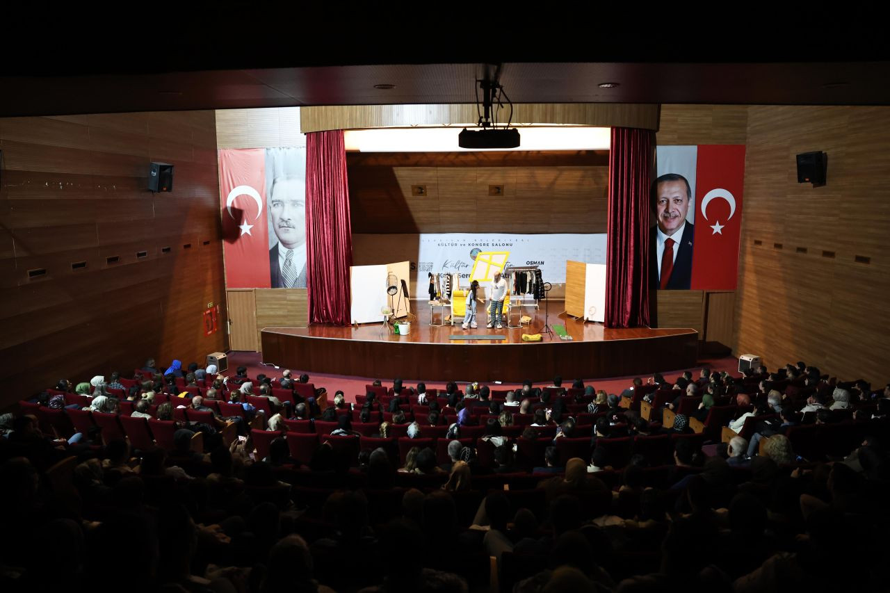 Sanatseverler Serdivan’da Buluştu: Tek Perdelik Komedi Salonu Kahkahaya Boğdu - Sayfa 1