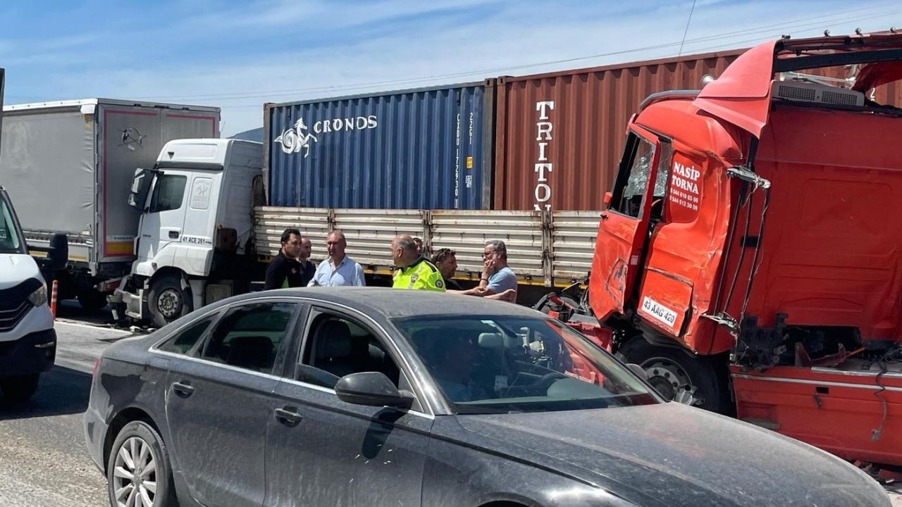 Pamukova’da Zincirleme Kaza: 3 Tır ve Minibüs Çarpıştı - Sayfa 3