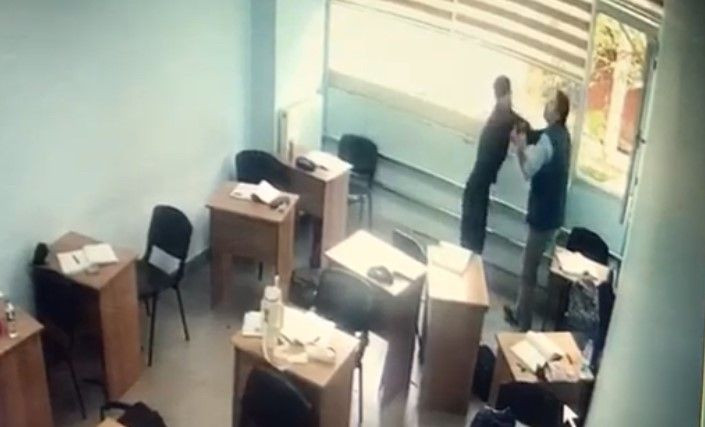 Kurs Merkezinde Dehşet Anları Kamerada: Sınıfa Girip Öğrenciye Saldırdı - Sayfa 1