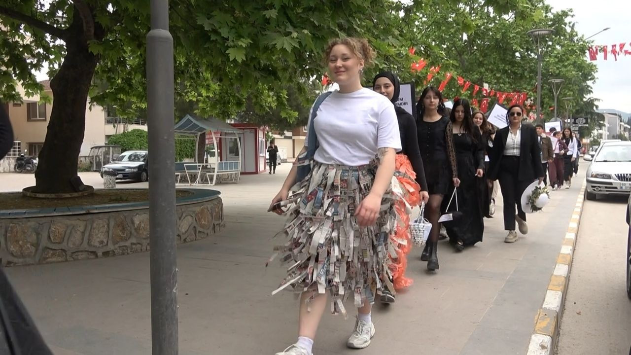 Yalova'da Öğrencilerden 'Açık Hava Atık Materyal Defilesi'