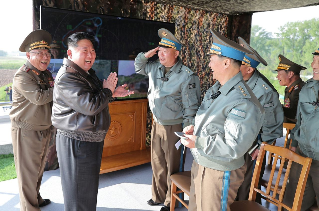 Kuzey Kore Ordusu, Lider Kim Jong-Un Denetiminde Hava Tatbikatı Gerçekleştirdi - Sayfa 8